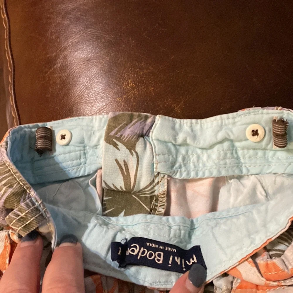 🌺 Mini Boden | Boys Hawaiian Print Cargo Shorts | Boys Size: 6Y
